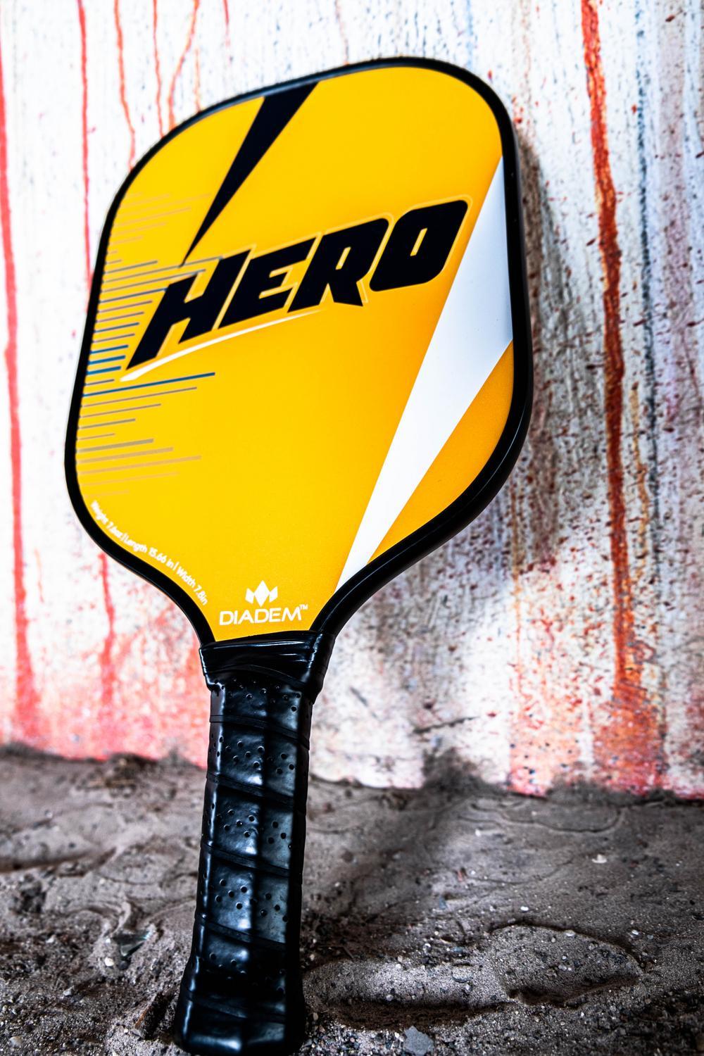 ผู้เล่น Pickleball ถือไม้ Diadem ขณะอยู่ในสนาม
